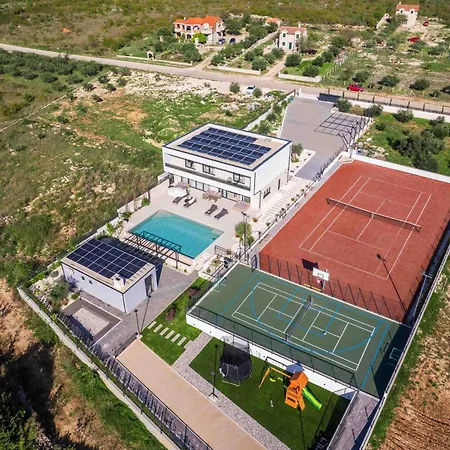 Freedom With Pool And Tennis Court Villa *
