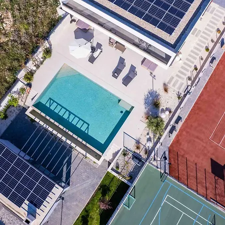 Freedom With Pool And Tennis Court