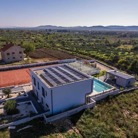 Freedom With Pool And Tennis Court Villa *