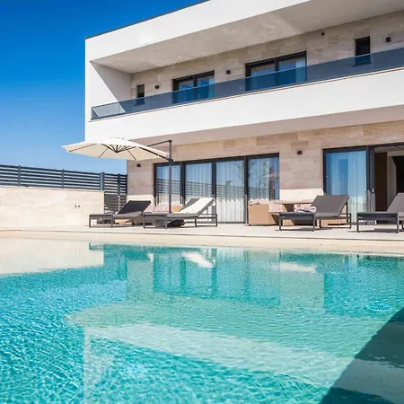 Freedom With Pool And Tennis Court *