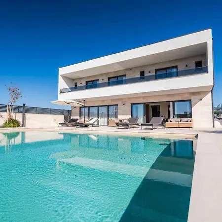 Freedom With Pool And Tennis Court * Mala Cista