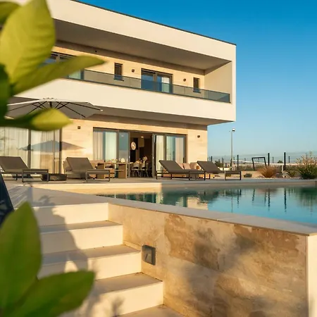 Freedom With Pool And Tennis Court