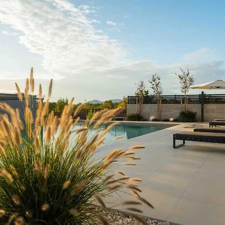 Freedom With Pool And Tennis Court Mala Cista