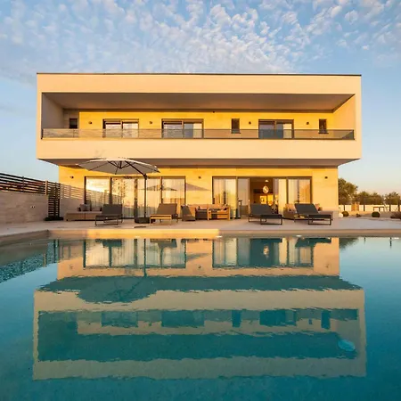 Freedom With Pool And Tennis Court * Mala Cista