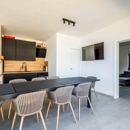 Freedom With Pool And Tennis Court Villa *