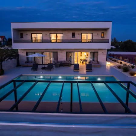 Freedom With Pool And Tennis Court * Mala Cista