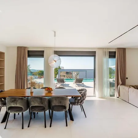 Freedom With Pool And Tennis Court Villa *