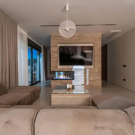 Freedom With Pool And Tennis Court Villa