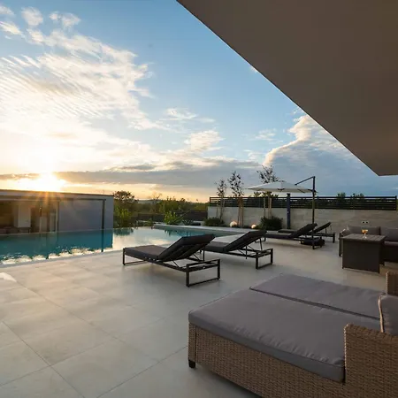 Freedom With Pool And Tennis Court Mala Cista