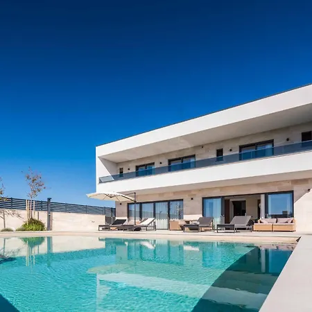 Freedom With Pool And Tennis Court * Mala Cista