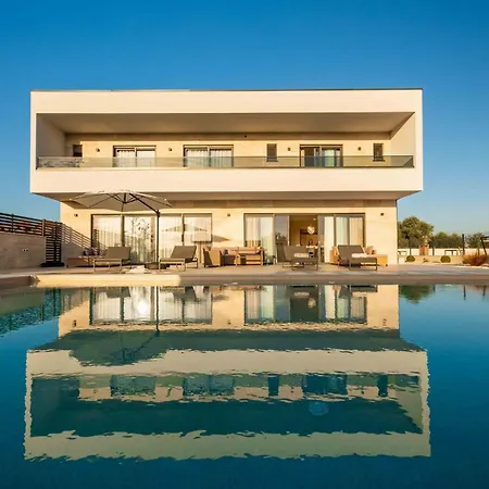 Freedom With Pool And Tennis Court Mala Cista