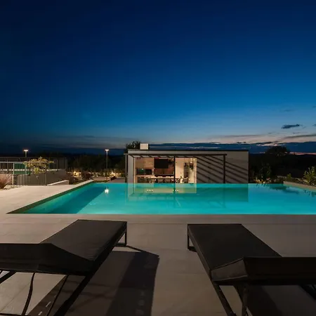 Freedom With Pool And Tennis Court