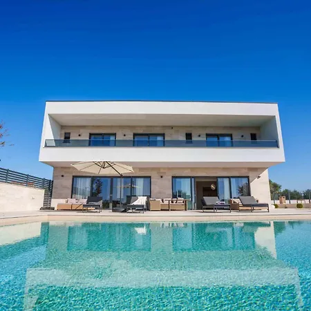 Freedom With Pool And Tennis Court