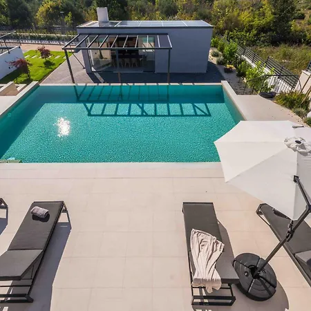 Villa Freedom With Pool And Tennis Court