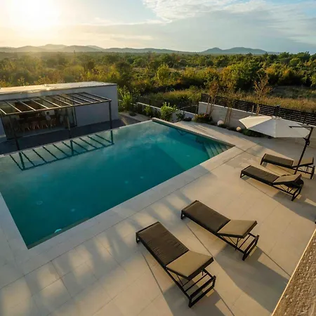 Villa Freedom With Pool And Tennis Court *